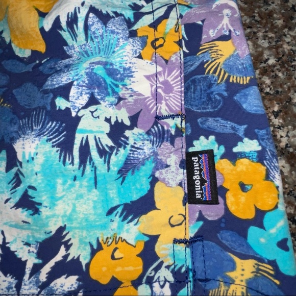 Patagonia Woman’s Barely Baggies Short 2.5” Size Medium - Picture 3 of 5